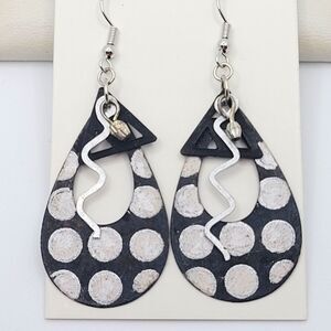 5/$21 ❤️ BLACK AND WHITE POLKA-DOT ZIGZAG TEARDROP EARRINGS
